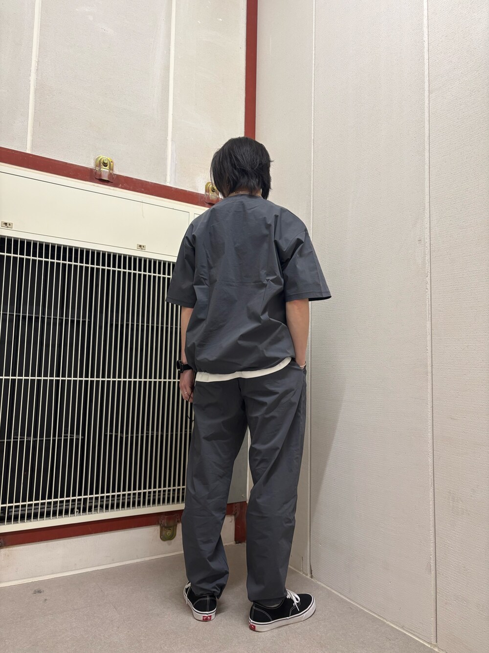 グレー系のトップス、グレー系のパンツを着用したメンズの春コーディネートの3枚目の写真