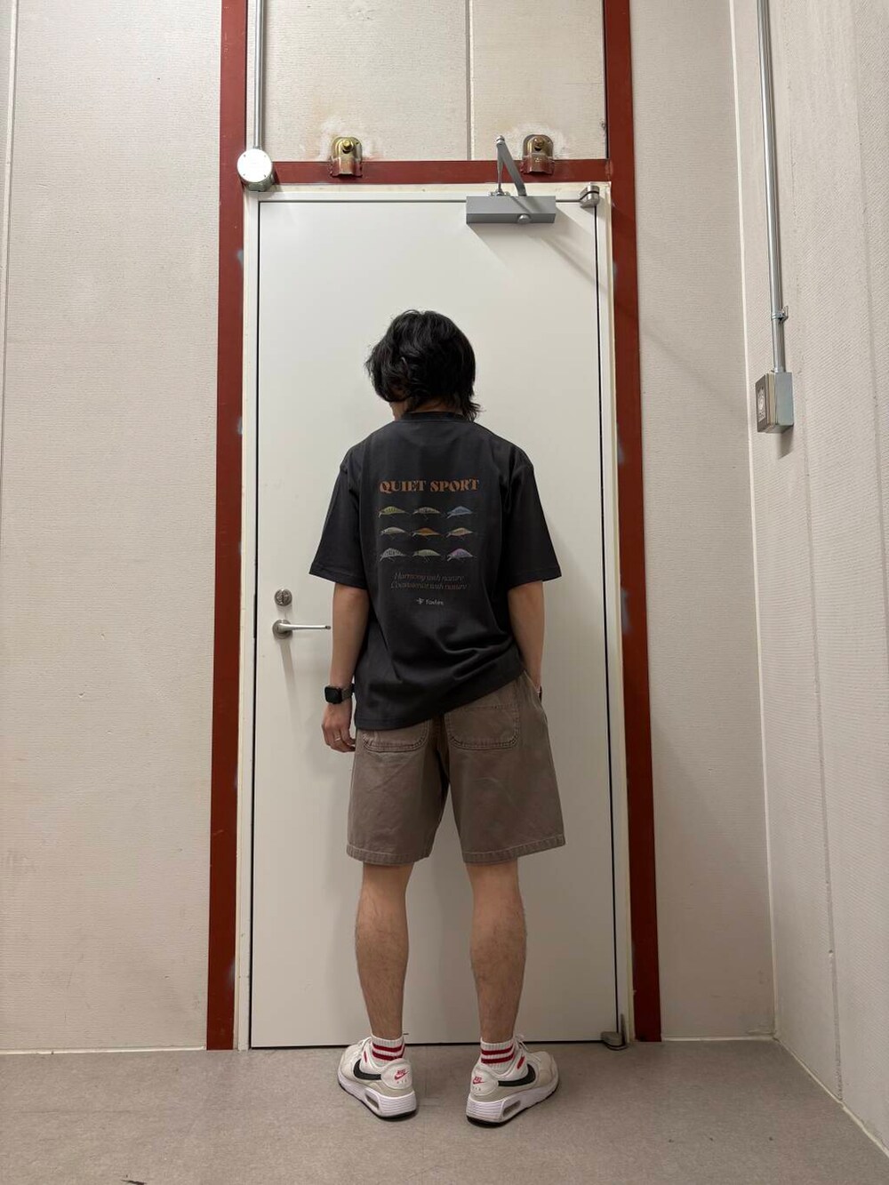 ブラウン系のその他パンツ、グレー系のTシャツ/カットソーを着用したメンズの夏コーディネートの3枚目の写真