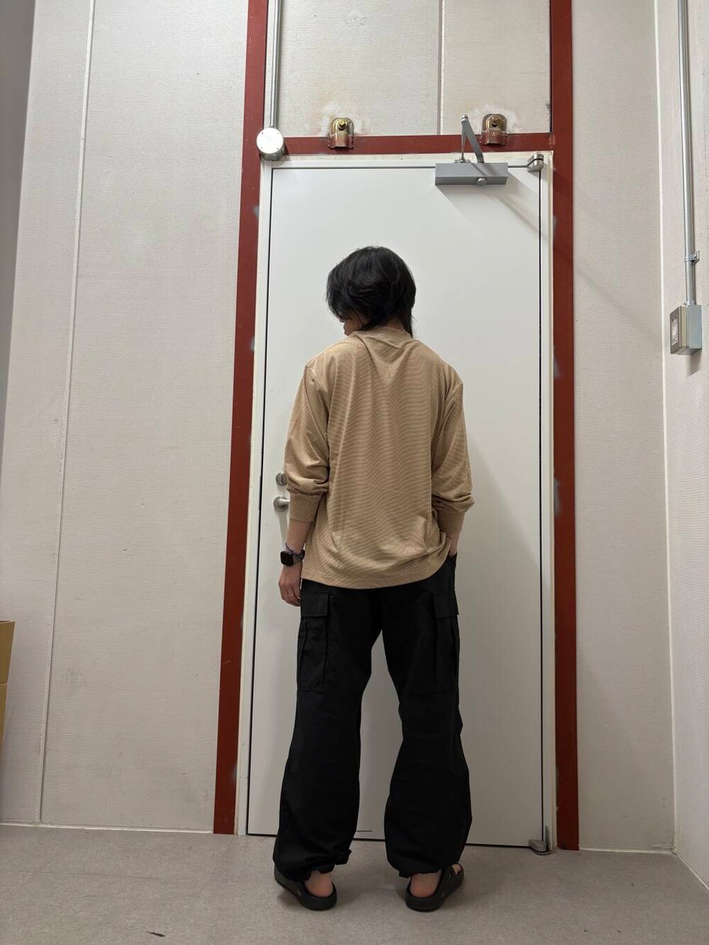 ブラック系のその他パンツを着用したメンズの夏コーディネートの3枚目の写真