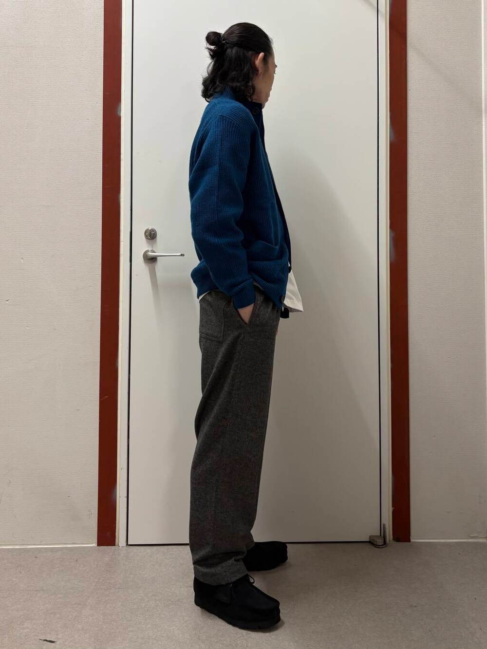 ホワイト系のTシャツ/カットソー、ブラック系のブーツ、ブルー系のカーディガン/ボレロを着用したメンズの秋コーディネートの2枚目の写真