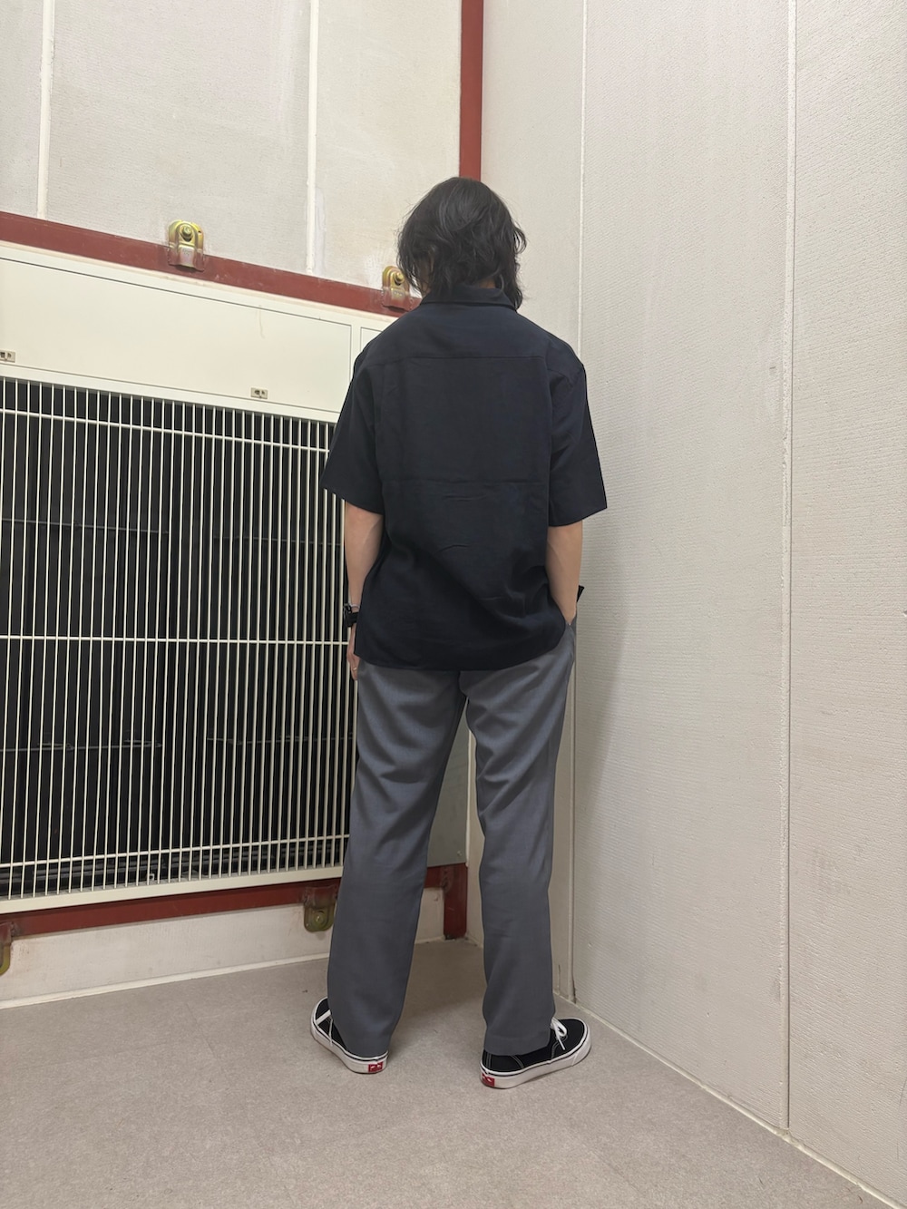 ブルー系のシャツ/ブラウス、グレー系のその他パンツを着用したメンズの春コーディネートの3枚目の写真