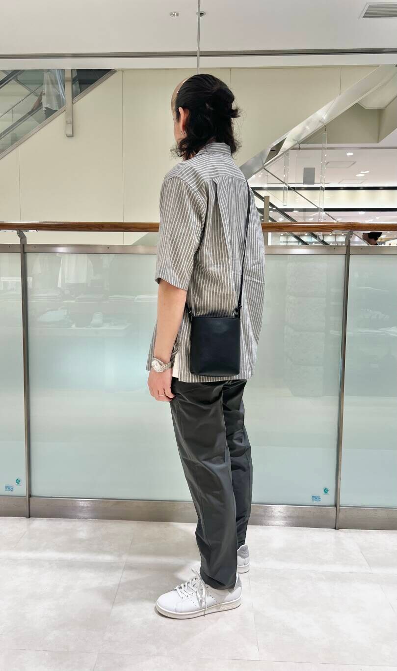 グレー系のシャツ/ブラウス、グリーン系のその他パンツ、ホワイト系のTシャツ/カットソーを着用したメンズの夏コーディネートの2枚目の写真