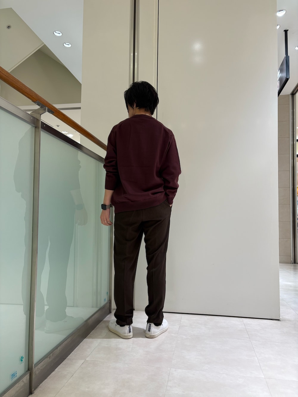 レッド系のカーディガン/ボレロ、ブラウン系のその他パンツを着用したメンズの秋コーディネートの3枚目の写真