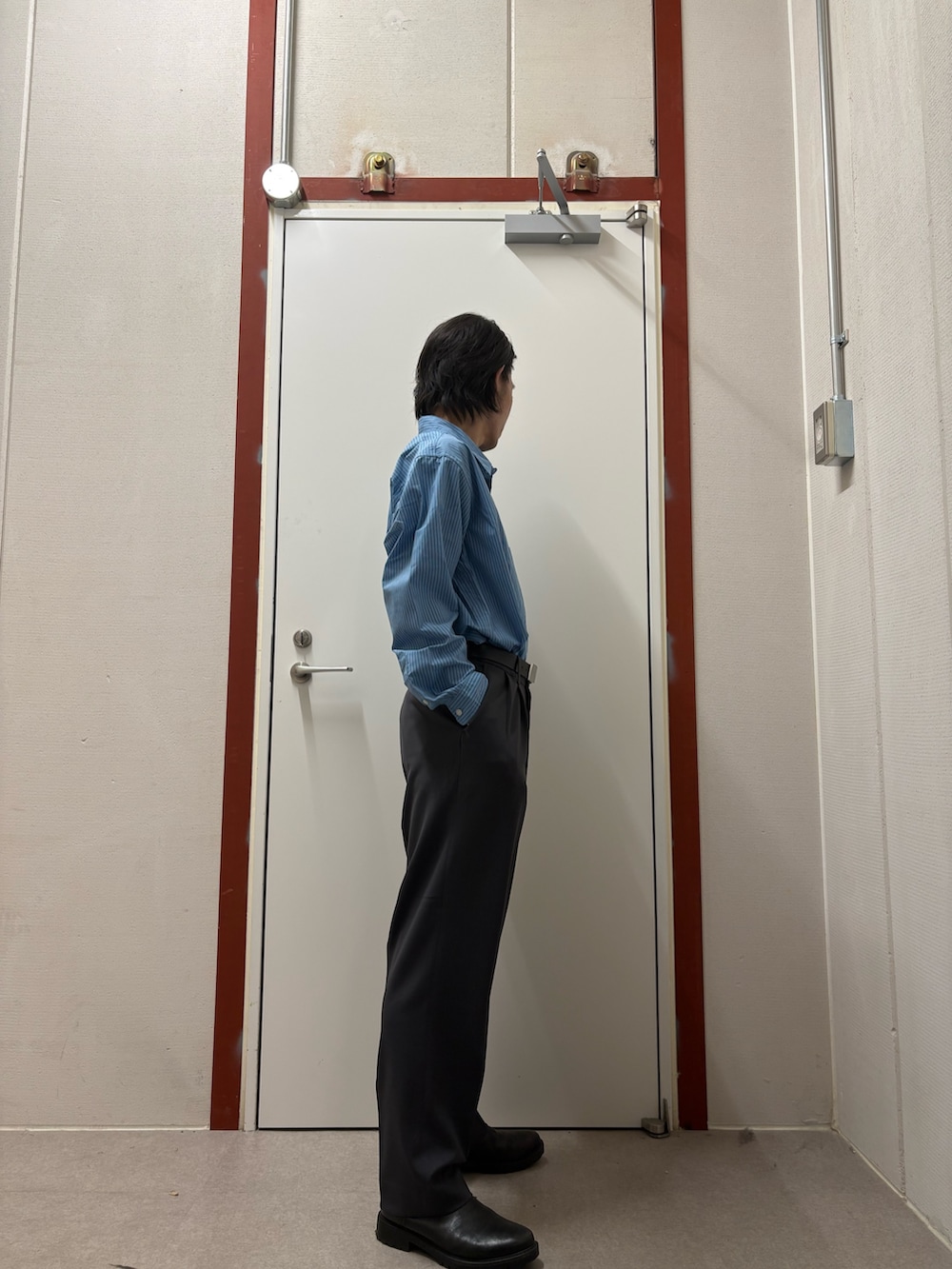 ブルー系のシャツ/ブラウス、グレー系のその他パンツを着用したメンズの冬コーディネートの2枚目の写真