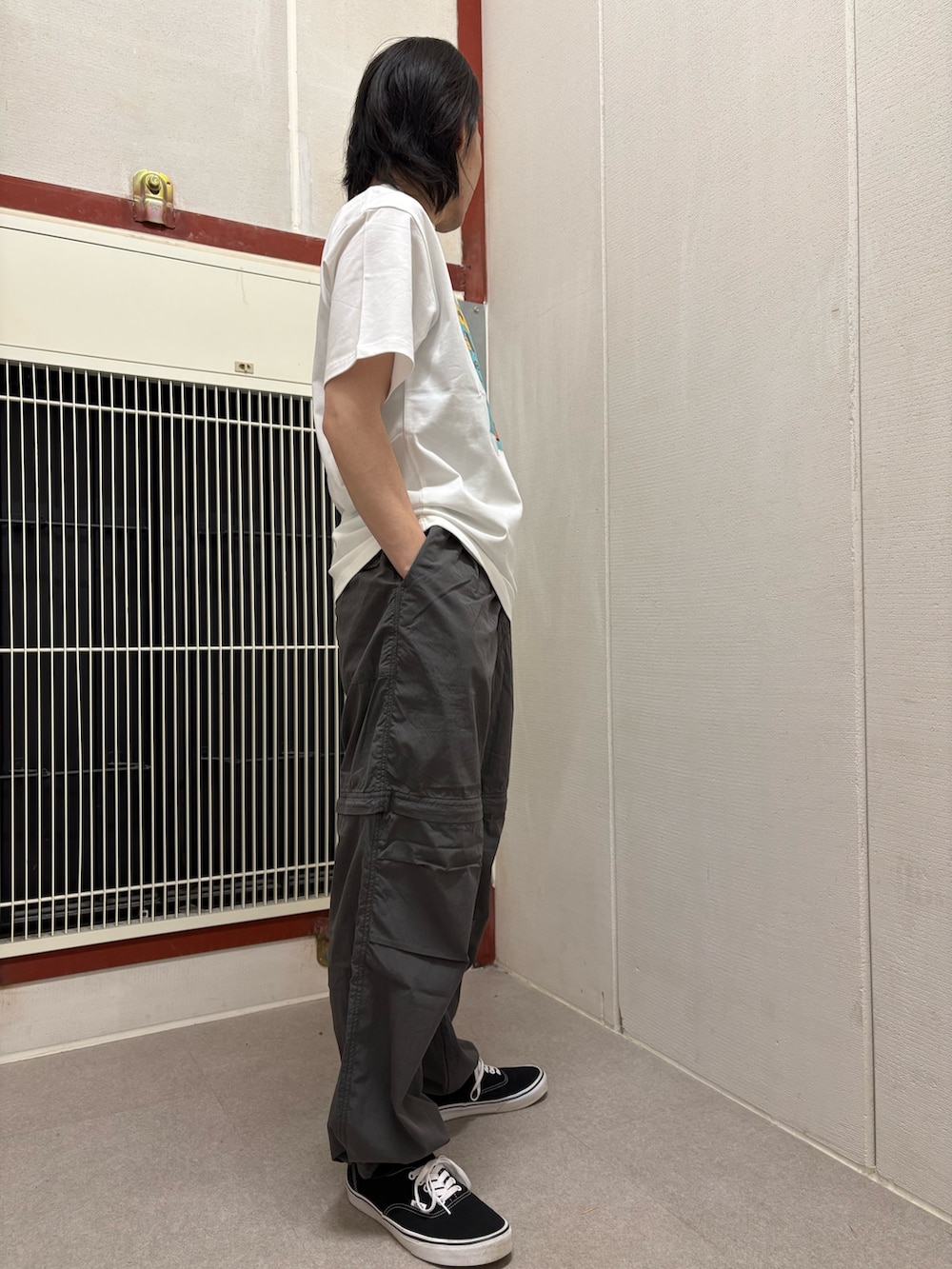 ホワイト系のTシャツ/カットソー、グレー系のパンツを着用したメンズの春コーディネートの2枚目の写真