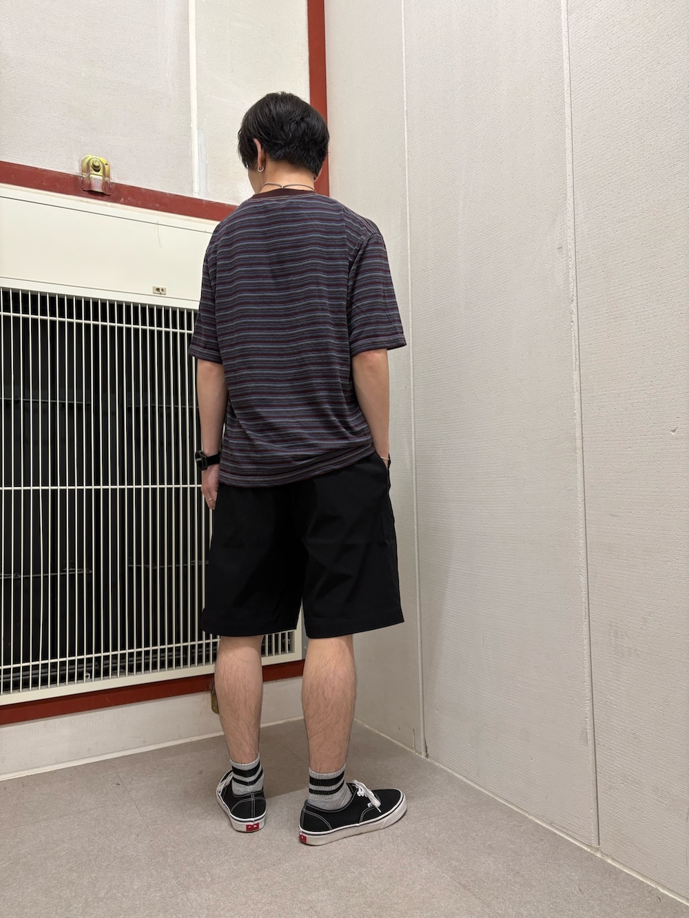 ブラック系のTシャツ/カットソー、ブラック系のその他パンツを着用したメンズの夏コーディネートの3枚目の写真