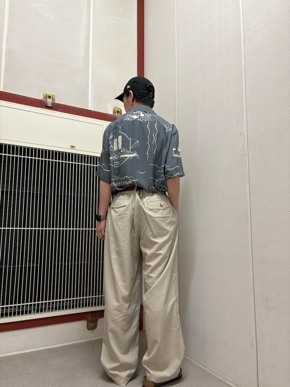 グレー系のシャツ/ブラウス、ベージュ系のその他パンツを着用したメンズの夏コーディネートの3枚目の写真