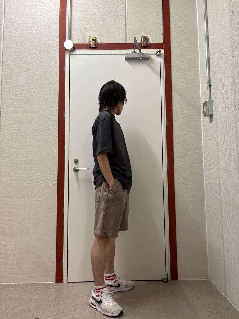 ブラウン系のその他パンツ、グレー系のTシャツ/カットソーを着用したメンズの夏コーディネートの2枚目の写真