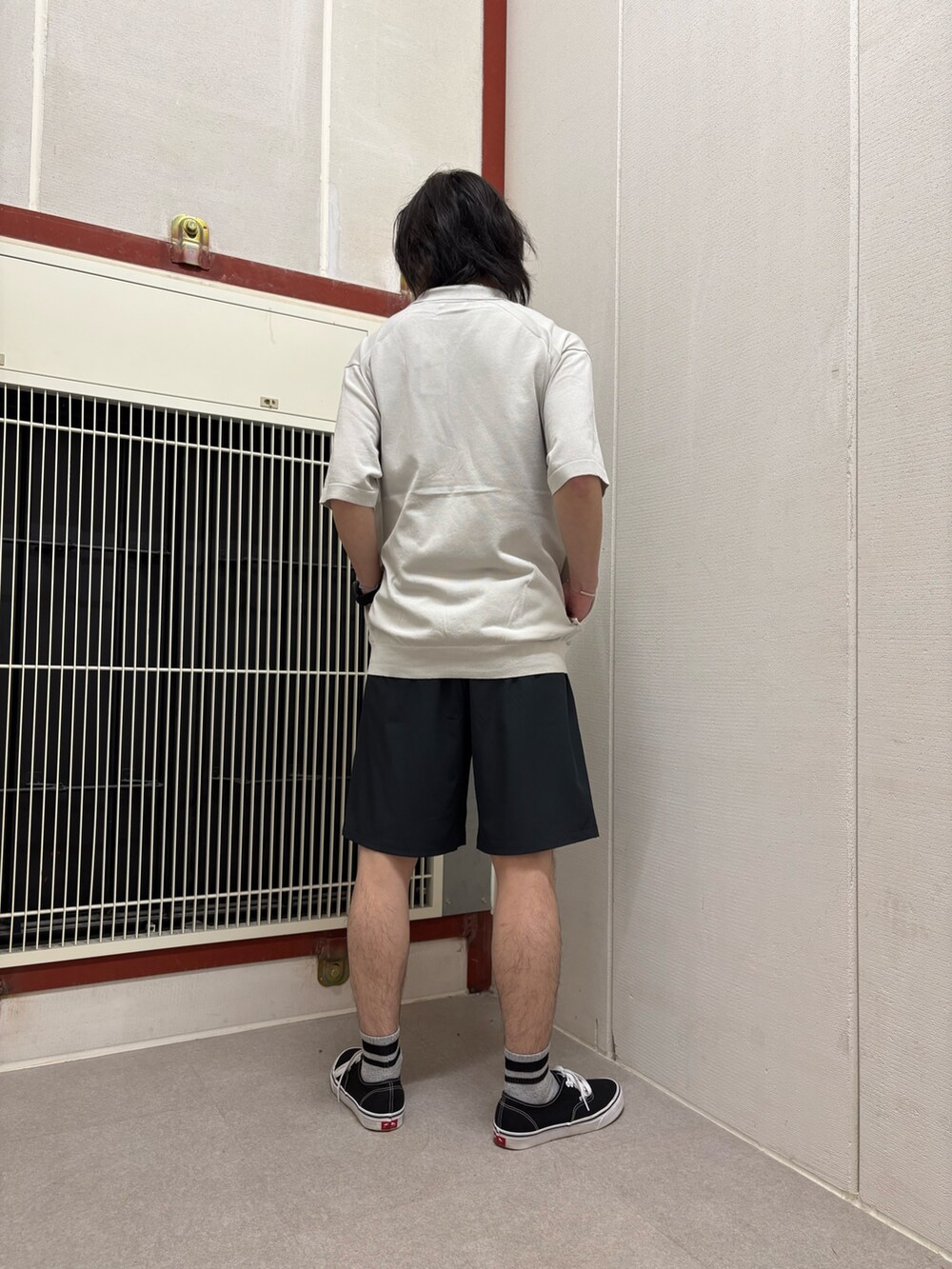 ベージュ系のカーディガン/ボレロ、グレー系のその他パンツを着用したメンズの春コーディネートの3枚目の写真
