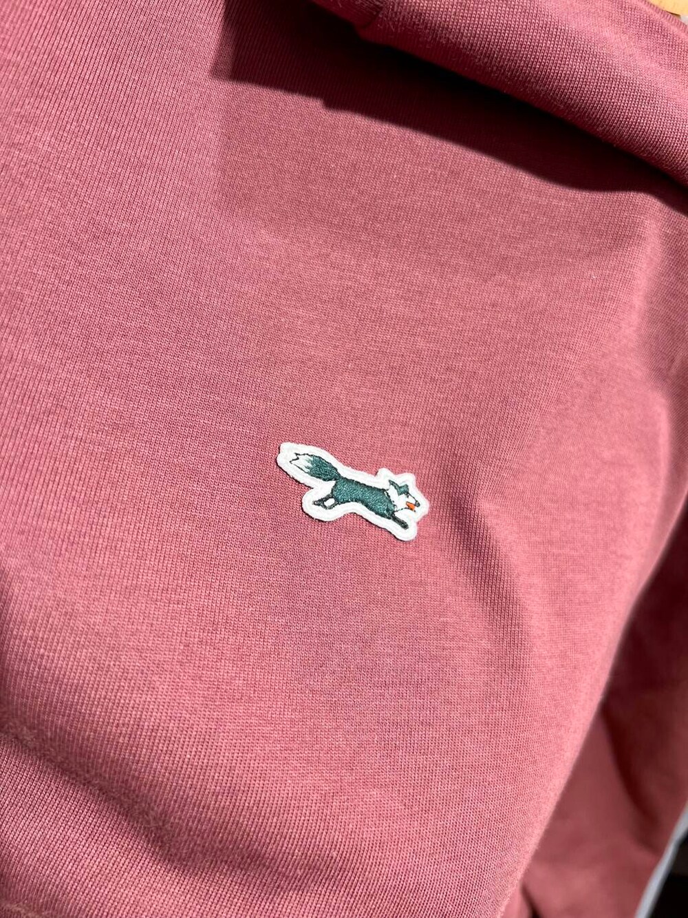 ホワイト系のスニーカー、ブルー系のデニムパンツ、レッド系のTシャツ/カットソーを着用したメンズの夏コーディネートの4枚目の写真