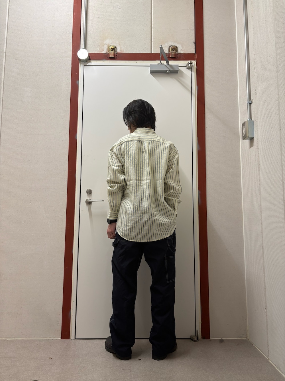 イエロー系のシャツ/ブラウス、ブルー系のその他パンツを着用したメンズの冬コーディネートの3枚目の写真