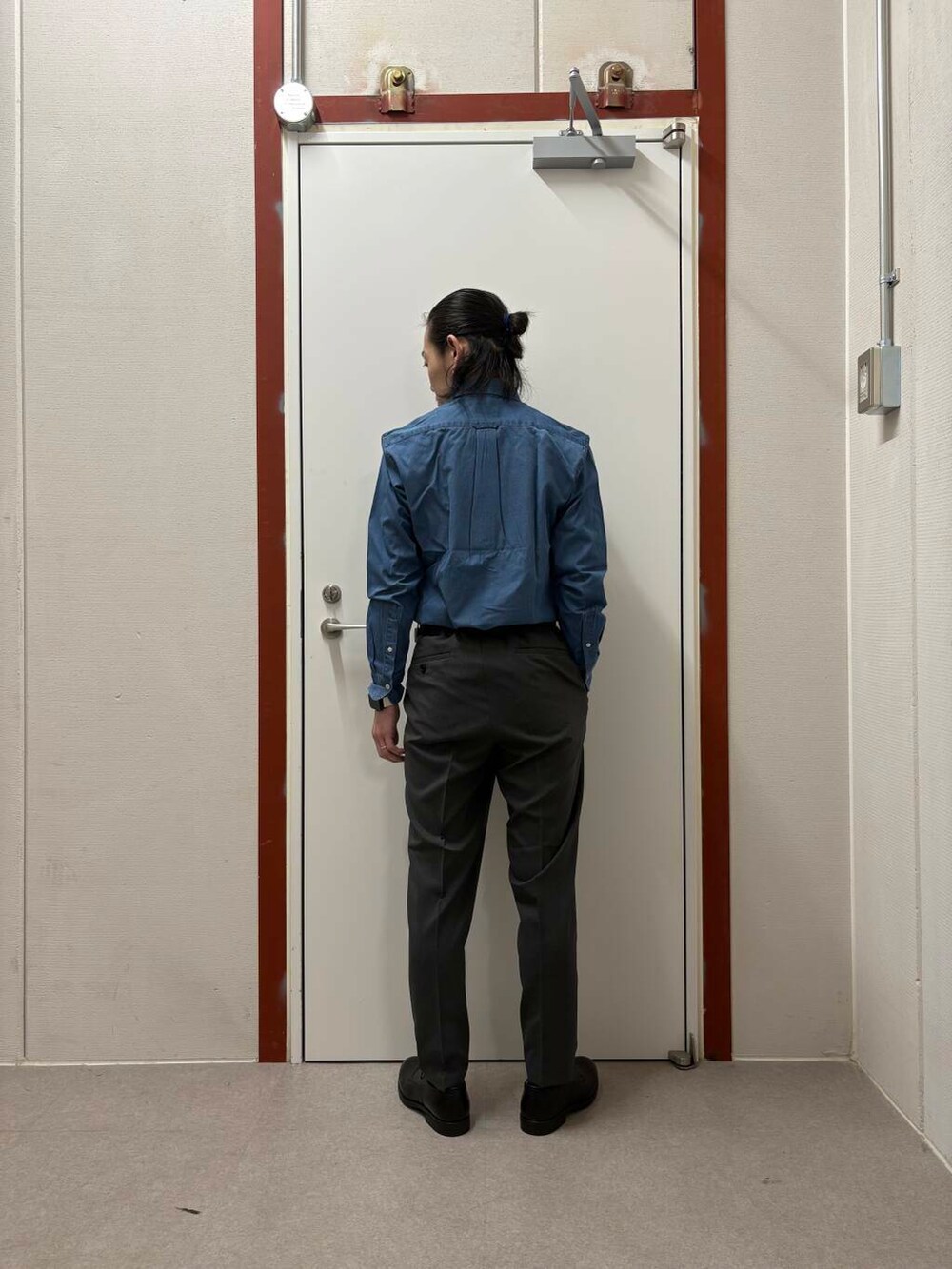 ブラック系のベルトを着用したメンズの春コーディネートの3枚目の写真