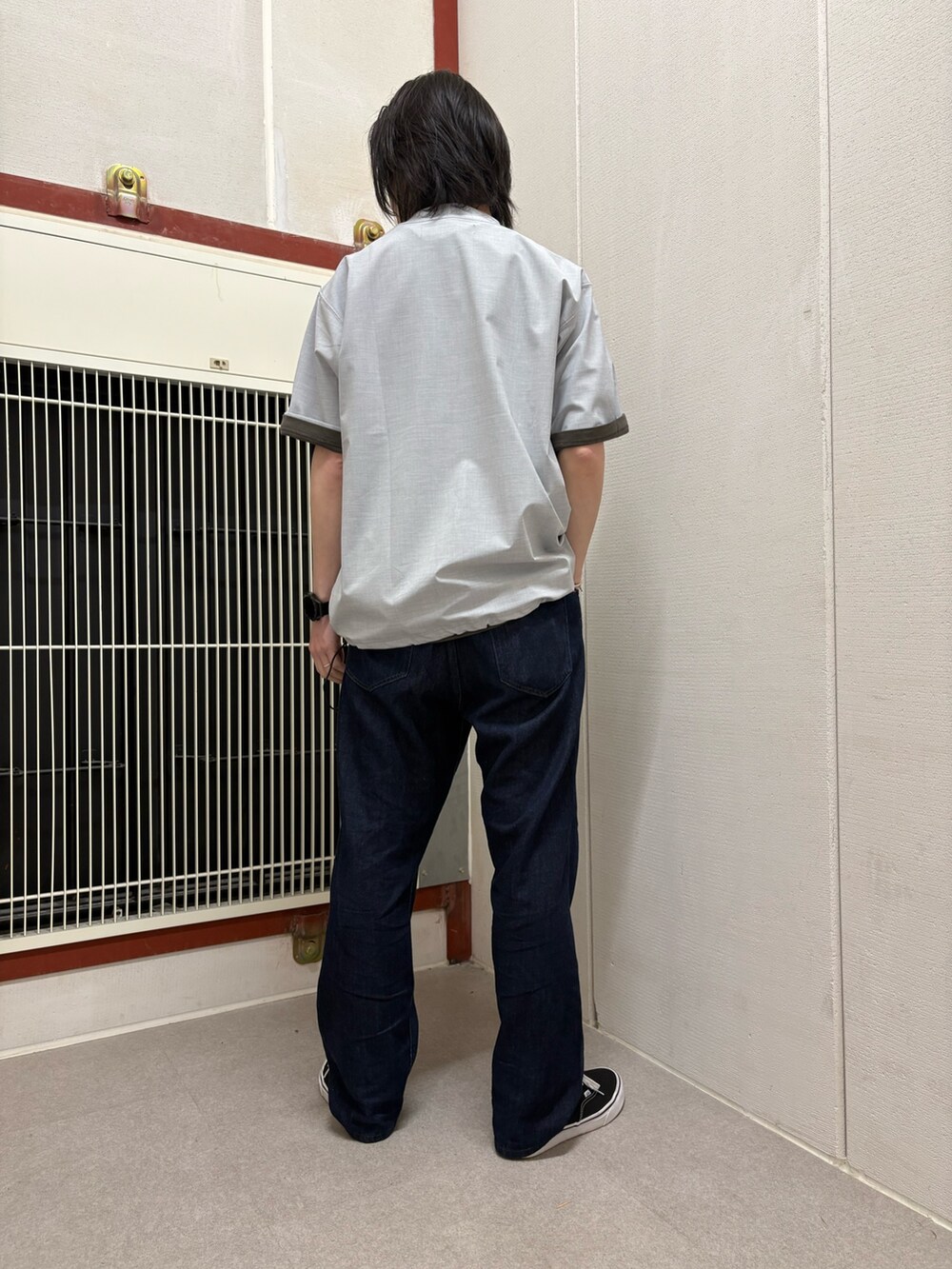 グレー系のTシャツ/カットソー、グレー系のTシャツ/カットソーを着用したメンズの春コーディネートの3枚目の写真