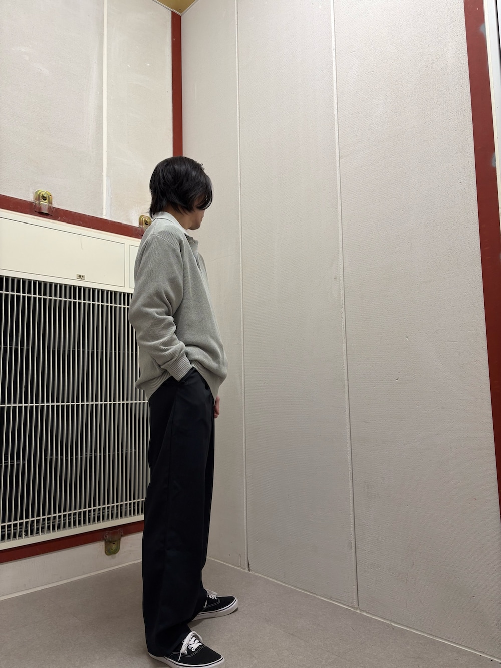 グレー系のニット/セーター、ブルー系のその他パンツを着用したメンズの冬コーディネートの2枚目の写真