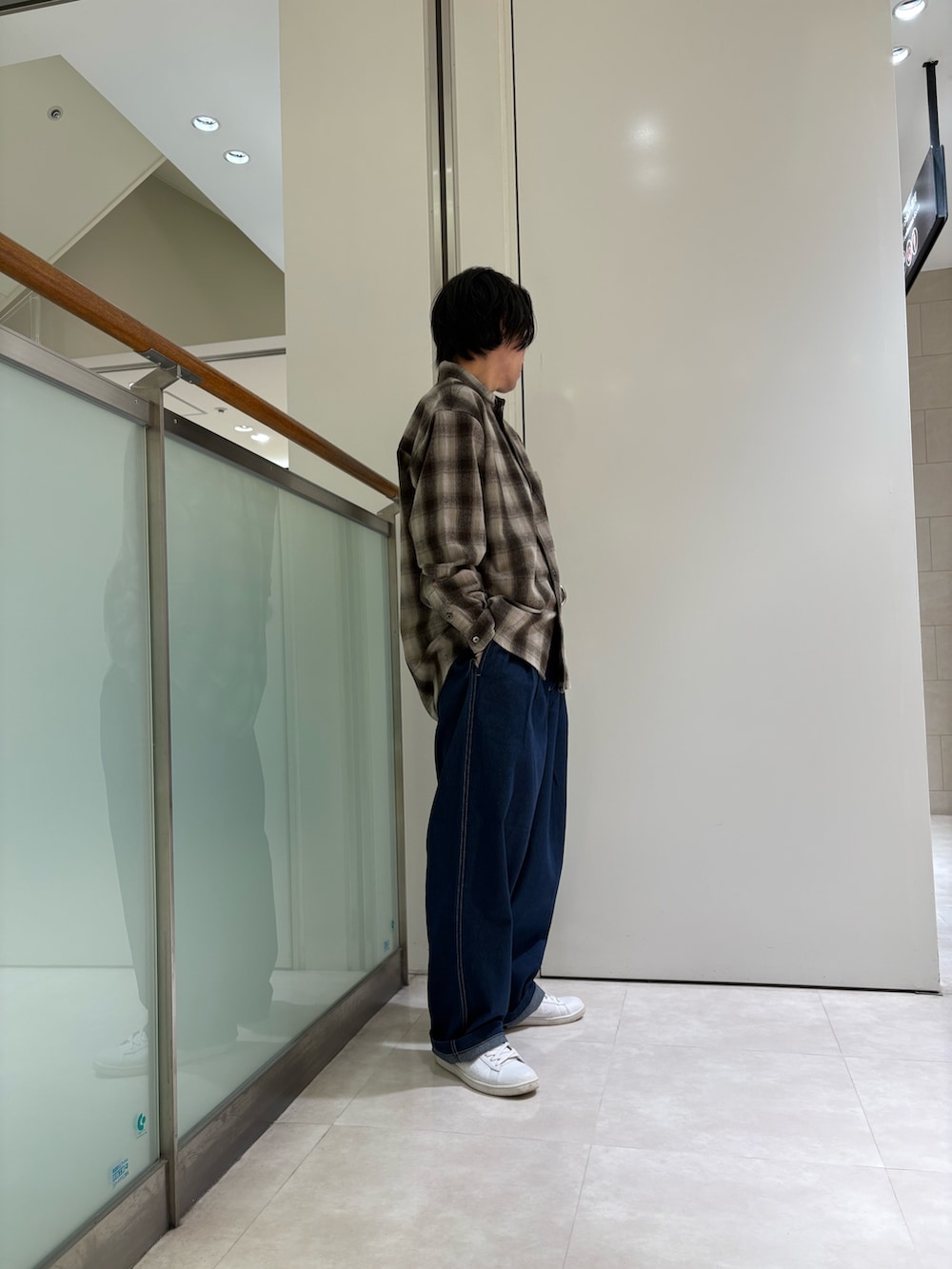 ブラウン系のシャツ/ブラウス、ブルー系のその他パンツを着用したメンズの秋コーディネートの2枚目の写真
