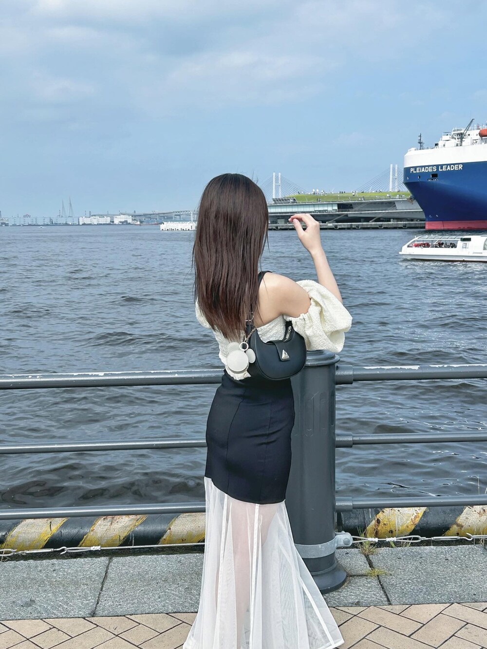 ホワイト系のスカート、ホワイト系のトップス、ホワイト系のサンダルを着用したレディースの夏コーディネートの2枚目の写真