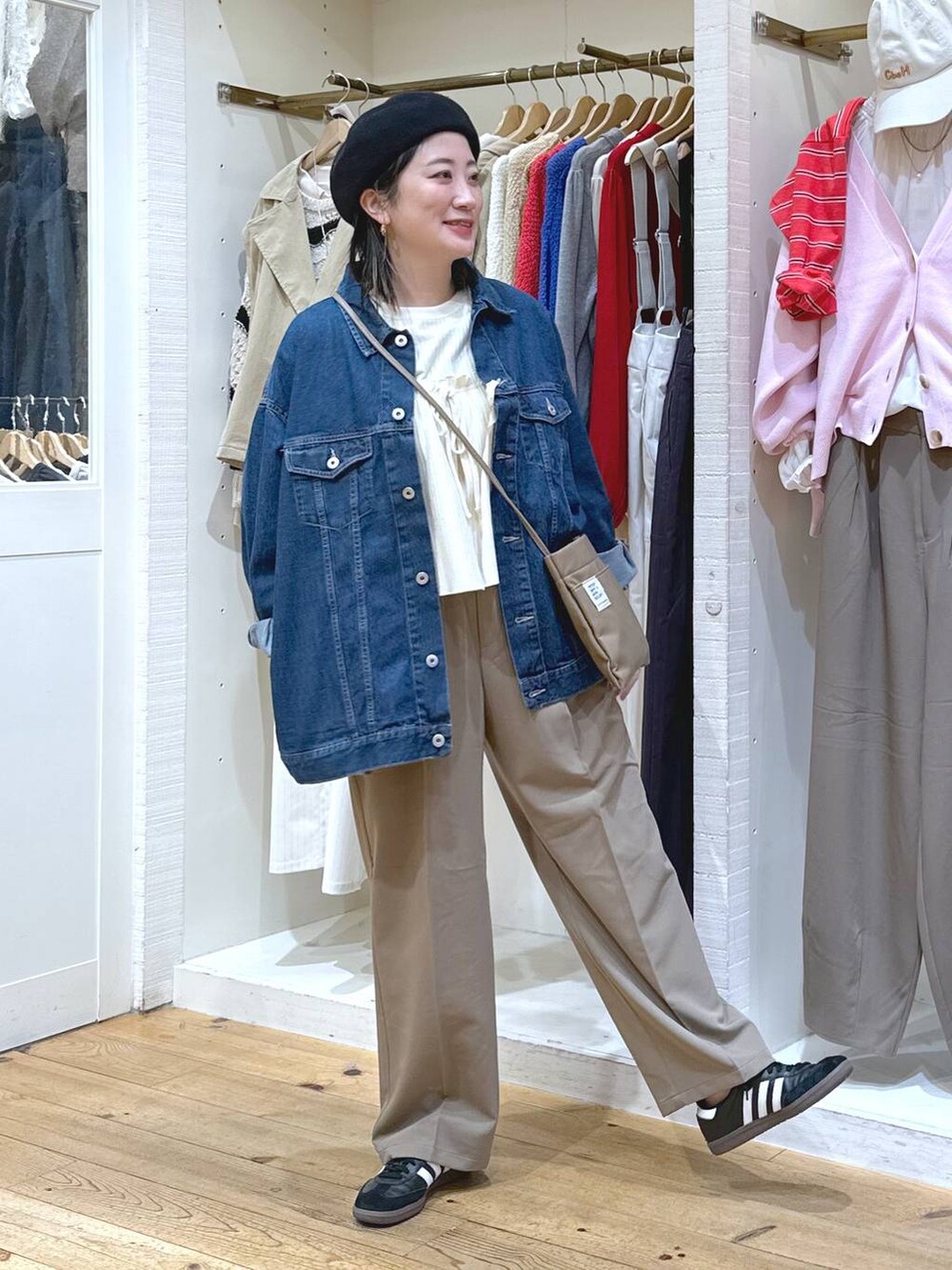 「カジュアル、ベーシック/シンプル、体型カバー、休日コーデ、ママコーデ、楽ちんコーデ、春コーデ、クリップスタッフ_studio CLIP、旅行、studio CLIP、着痩せ・細見え、シンプルコーデ、デニムジャケット、クリップデニム_studio CLIP、みんなのリクエストパンツ_studioCLIP」｜「adidasの【HEREIAM】adidas(アディダス)／SAMBA OG（スニーカー、ブラック系）」を使った、haru.さん（レディース・160cm）の冬コーディネートの9枚目の写真