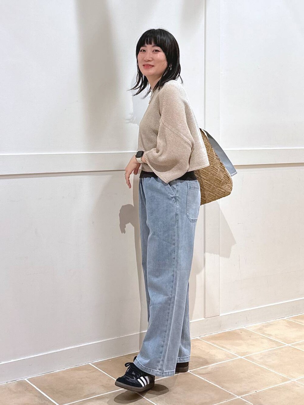 「カジュアル、ベーシック/シンプル、体型カバー、休日コーデ、ママコーデ、楽ちんコーデ、春コーデ、クリップスタッフ_studio CLIP、旅行、studio CLIP、着痩せ・細見え、シンプルコーデ、ニット、Tシャツ、デニムパンツ」|「adidasの【HEREIAM】adidas(アディダス)/SAMBA OG(スニーカー、ブラック系)」を使った、haru.さん(レディース・160cm)の春コーディネートの5枚目の写真