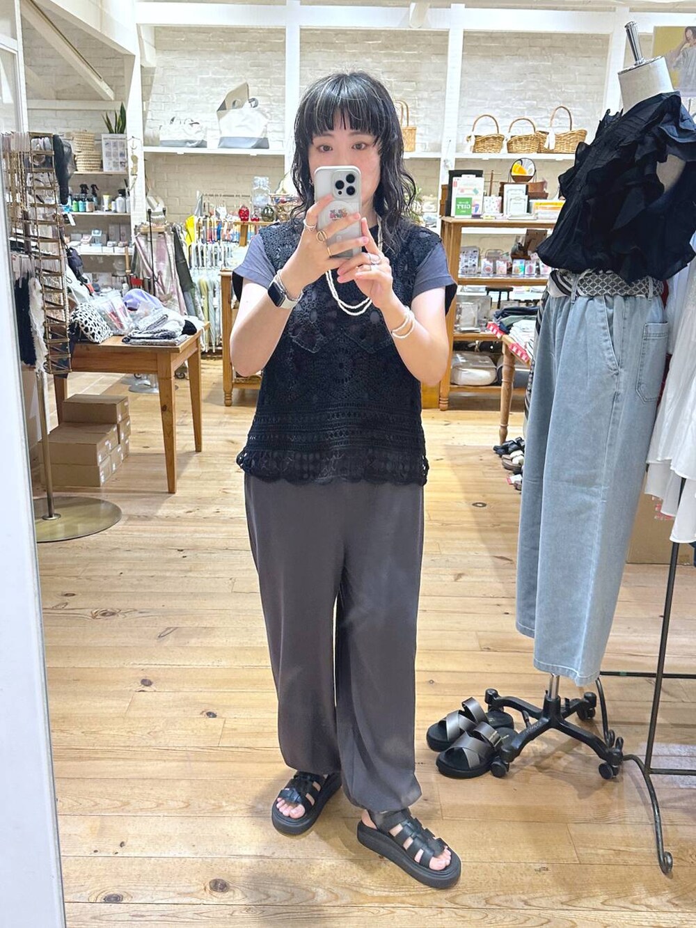 その他のTシャツ/カットソー、ブラック系のサンダル、その他のサロペット/オーバーオールを着用したレディースの夏コーディネートの4枚目の写真