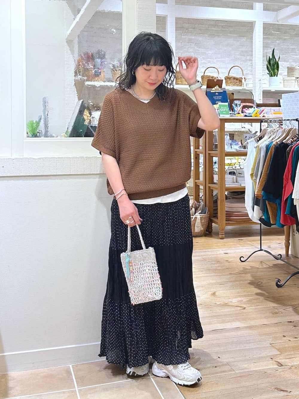 「カジュアル、ベーシック/シンプル、体型カバー、休日コーデ、ママコーデ、楽ちんコーデ、クリップスタッフ_studio CLIP、旅行、studio CLIP、着痩せ・細見え、シンプルコーデ、ベスト、スカート、ロングスカート、スニーカー」｜「LOWRYS FARMのステンレス１Ｐリング　180651（リング、イエロー系）」を使った、haru.さん（レディース・160cm）の夏コーディネートの5枚目の写真