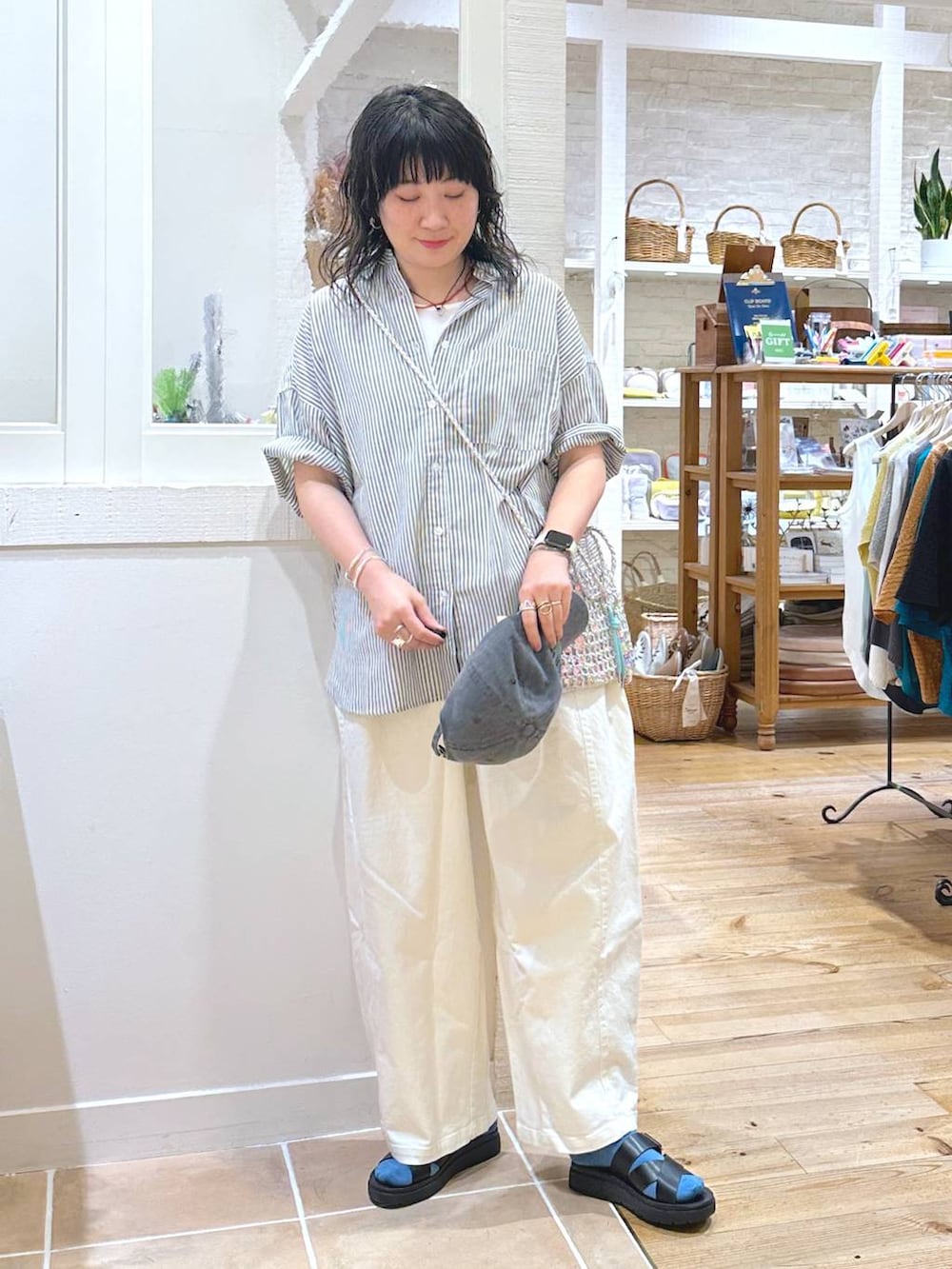「カジュアル、ベーシック/シンプル、体型カバー、休日コーデ、ママコーデ、楽ちんコーデ、クリップスタッフ_studio CLIP、旅行、studio CLIP、着痩せ・細見え、シンプルコーデ、シャツ、ワイドパンツ、ラフ、夏コーデ」｜「studio CLIPの《days》ラグビーボールパンツ[プチ・プラスサイズあり]（その他パンツ、ホワイト系）」を使った、haru.さん（レディース・160cm）の夏コーディネートの6枚目の写真