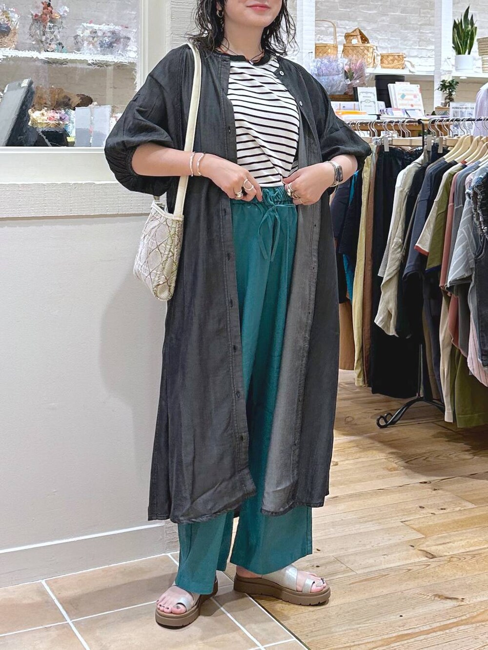 「シンプルコーデ、カジュアル、ベーシック/シンプル、体型カバー、休日コーデ、ママコーデ、楽ちんコーデ、クリップスタッフ_studio CLIP、旅行、studio CLIP、着痩せ・細見え、デニムワンピース、ワンピース、シャツワンピース、Tシャツ」|「studio CLIPのワンマイルジャガードショルダーバッグ(ショルダーバッグ、グリーン系)」を使った、haru.さん(レディース・160cm)の夏コーディネートの8枚目の写真