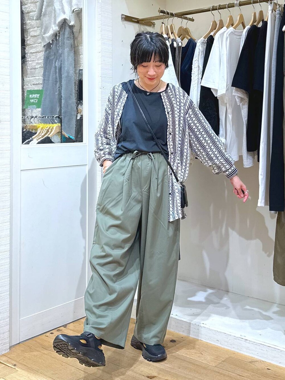 グリーン系のその他パンツ、ブラック系のサンダル、その他のシャツ/ブラウスを着用したレディースの秋コーディネートの3枚目の写真