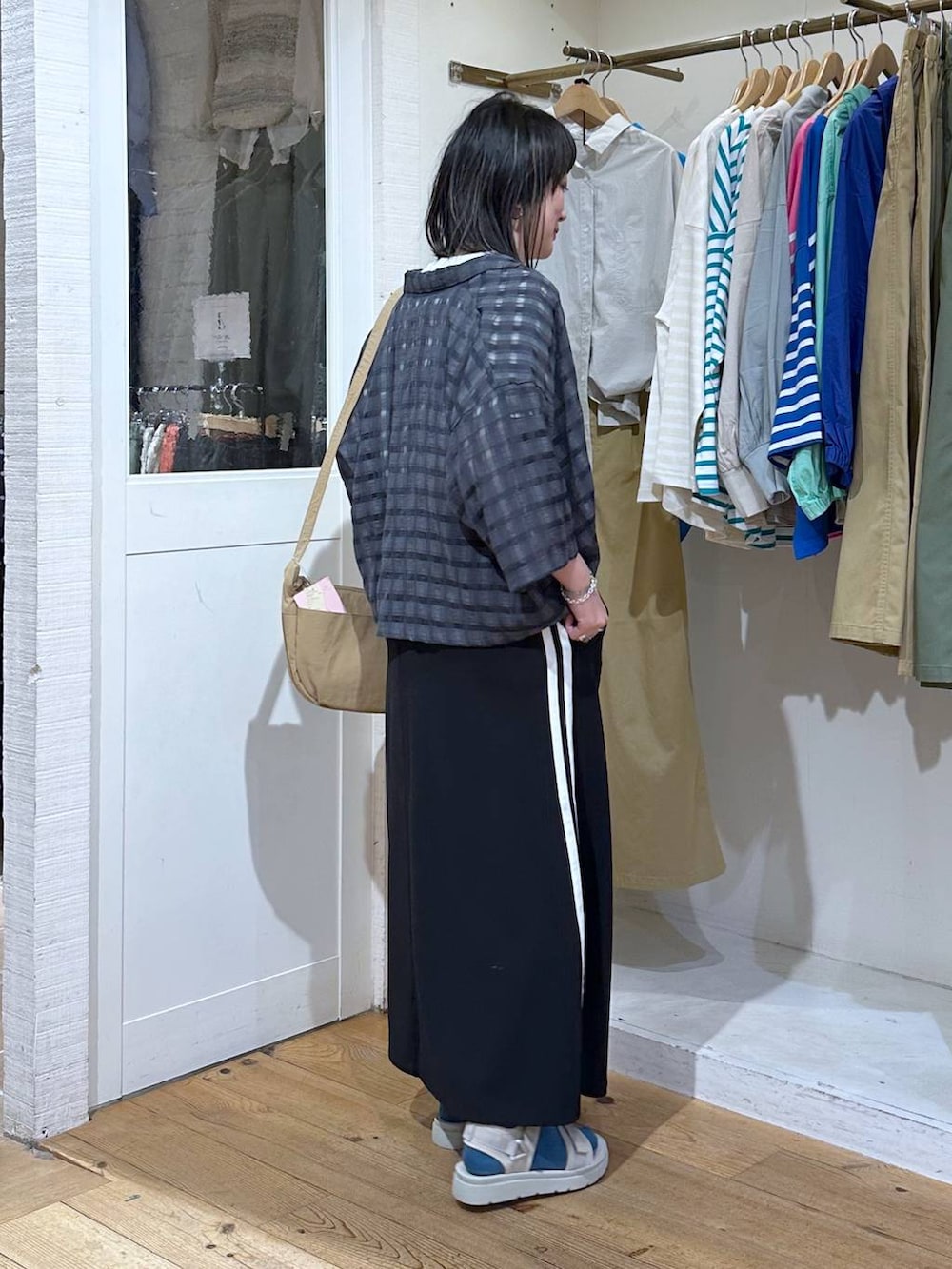「カジュアル、ベーシック/シンプル、体型カバー、休日コーデ、ママコーデ、楽ちんコーデ、春コーデ、クリップスタッフ_studio CLIP、旅行、studio CLIP、着痩せ・細見え、シンプルコーデ、シャツ、シアートップス、Tシャツ」｜「LOWRYS FARMのステンレス１Ｐリング　180651（リング、イエロー系）」を使った、haru.さん（レディース・160cm）の春コーディネートの5枚目の写真