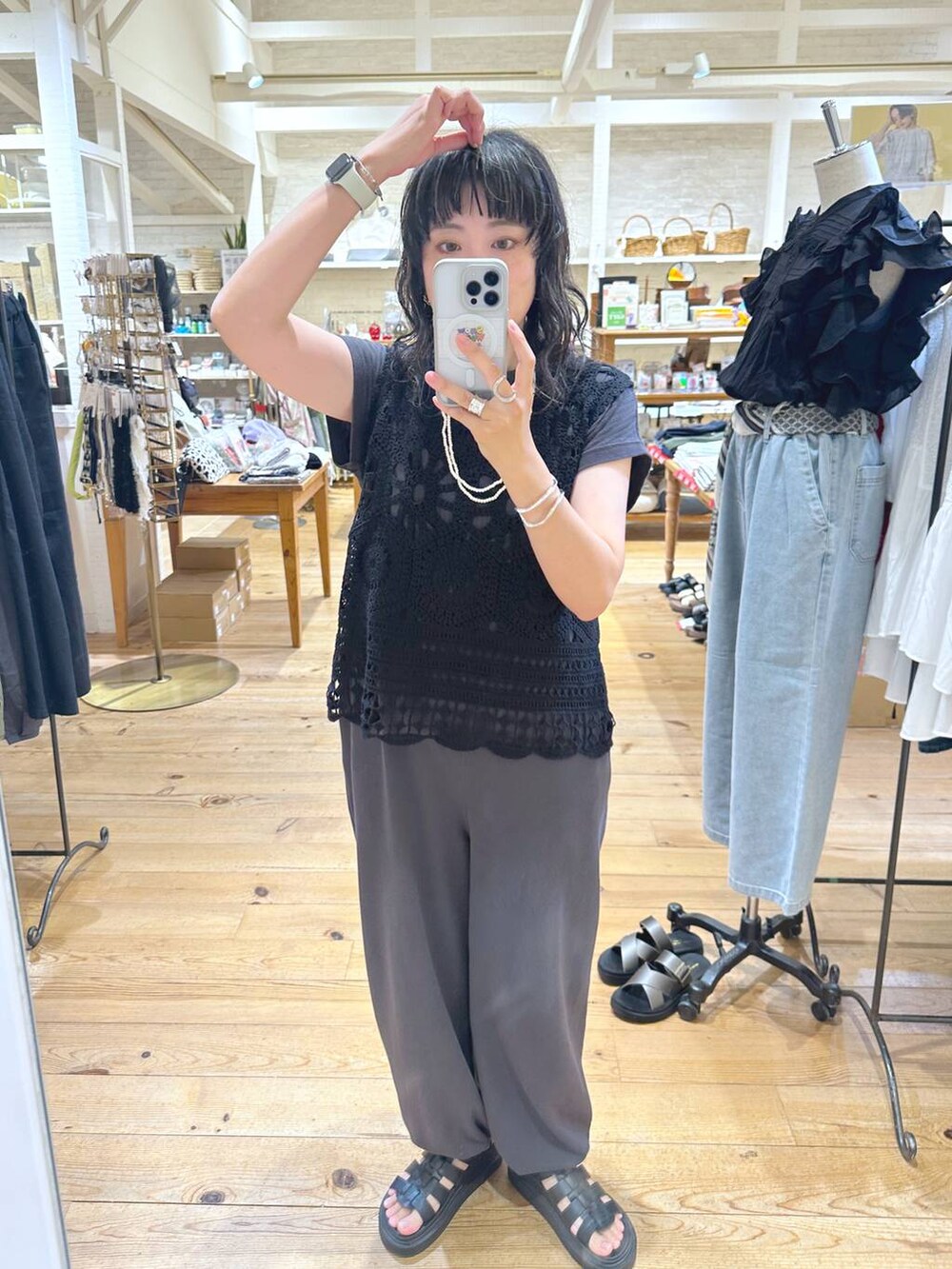 その他のTシャツ/カットソー、ブラック系のサンダル、その他のサロペット/オーバーオールを着用したレディースの夏コーディネートの2枚目の写真