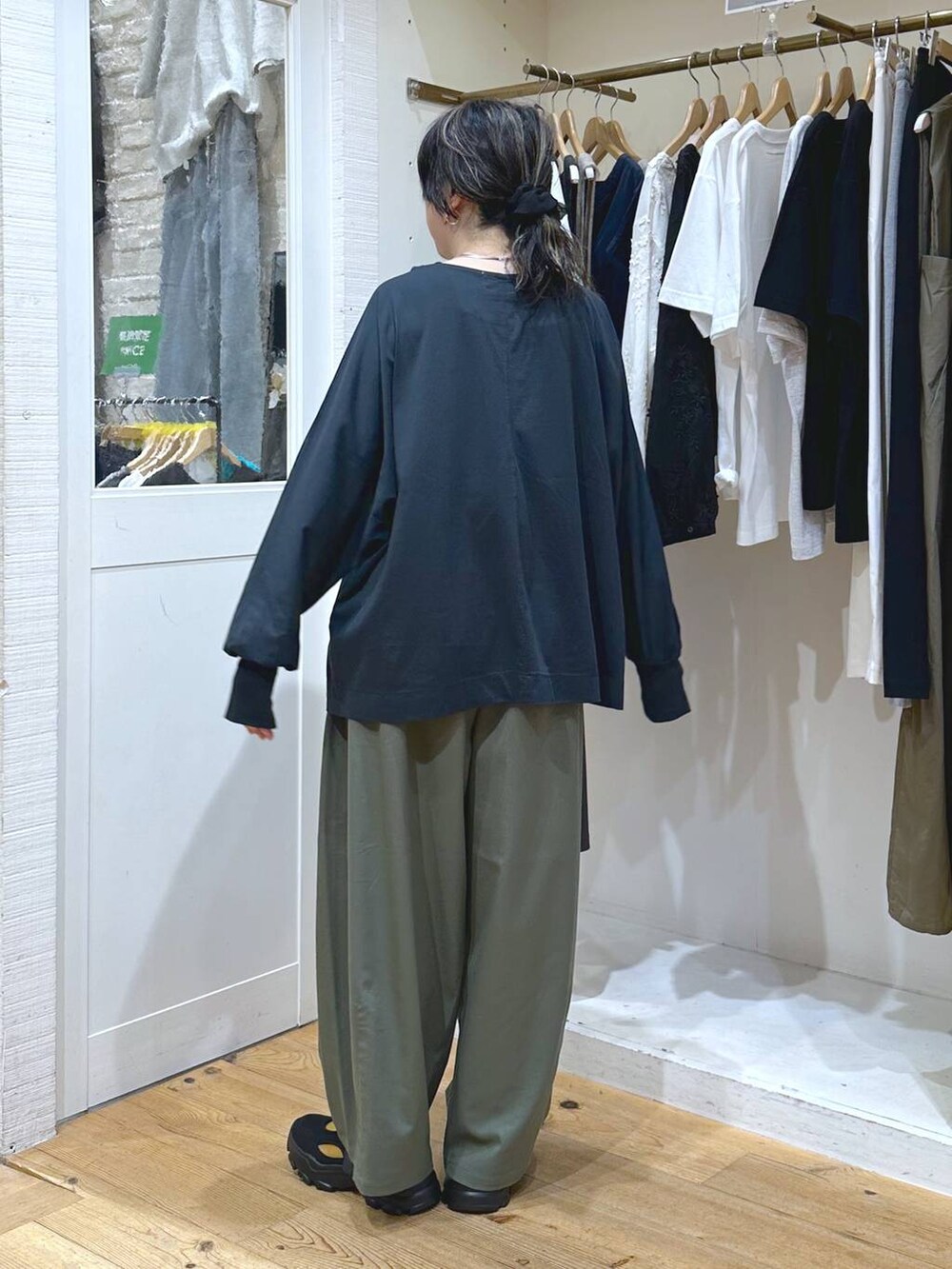 グリーン系のその他パンツ、ブラック系のサンダル、その他のシャツ/ブラウスを着用したレディースの秋コーディネートの6枚目の写真