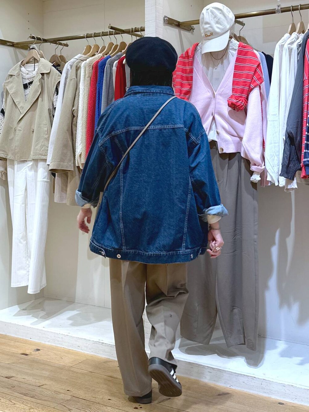 「カジュアル、ベーシック/シンプル、体型カバー、休日コーデ、ママコーデ、楽ちんコーデ、春コーデ、クリップスタッフ_studio CLIP、旅行、studio CLIP、着痩せ・細見え、シンプルコーデ、デニムジャケット、クリップデニム_studio CLIP、みんなのリクエストパンツ_studioCLIP」｜「adidasの【HEREIAM】adidas(アディダス)／SAMBA OG（スニーカー、ブラック系）」を使った、haru.さん（レディース・160cm）の冬コーディネートの5枚目の写真