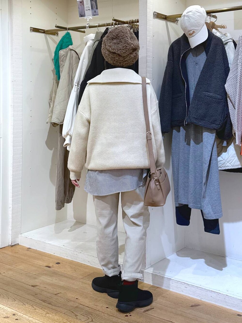 グレー系のその他パンツ、ブラック系のブーツ、グレー系のショルダーバッグを着用したレディースの冬コーディネートの4枚目の写真