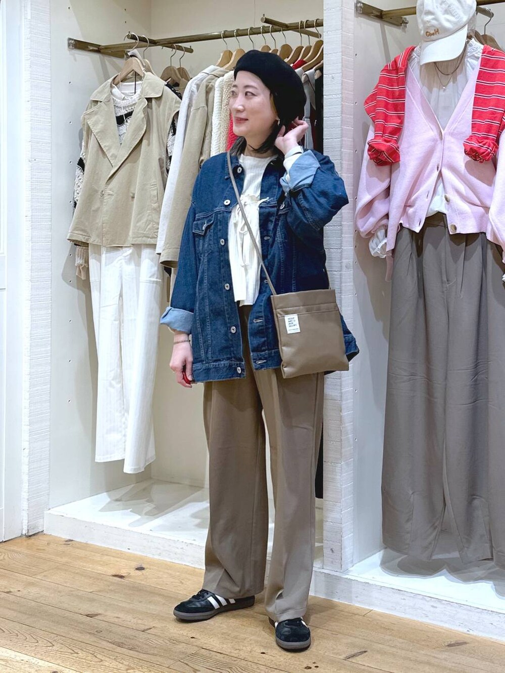 「カジュアル、ベーシック/シンプル、体型カバー、休日コーデ、ママコーデ、楽ちんコーデ、春コーデ、クリップスタッフ_studio CLIP、旅行、studio CLIP、着痩せ・細見え、シンプルコーデ、デニムジャケット、クリップデニム_studio CLIP、みんなのリクエストパンツ_studioCLIP」｜「adidasの【HEREIAM】adidas(アディダス)／SAMBA OG（スニーカー、ブラック系）」を使った、haru.さん（レディース・160cm）の冬コーディネートの8枚目の写真