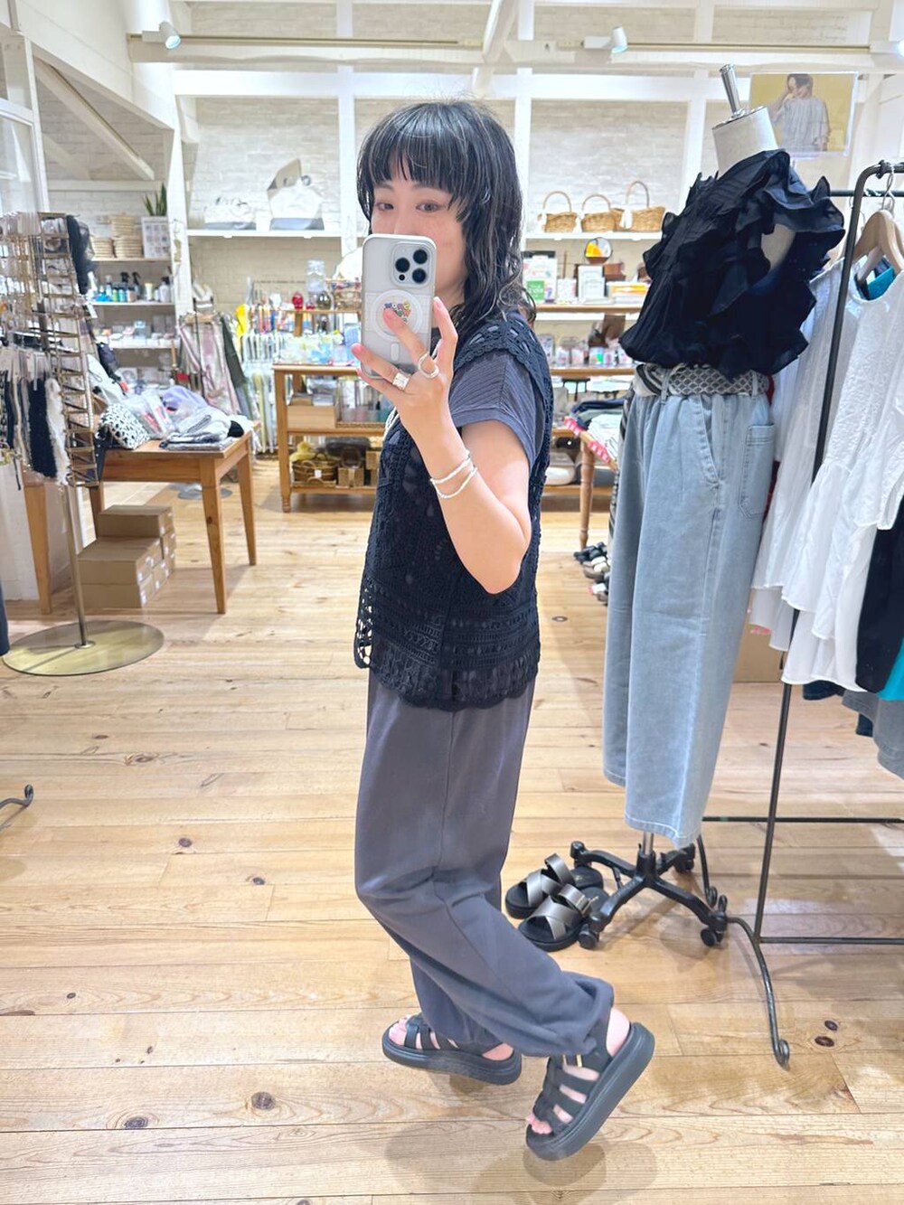 その他のTシャツ/カットソー、ブラック系のサンダル、その他のサロペット/オーバーオールを着用したレディースの夏コーディネートの3枚目の写真