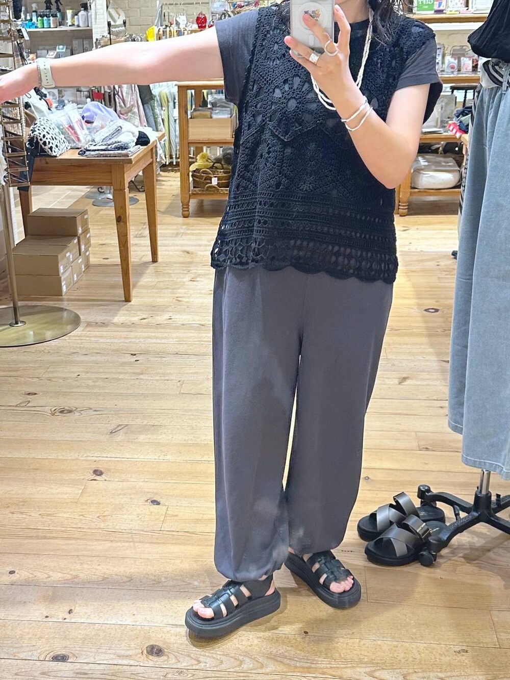 その他のTシャツ/カットソー、ブラック系のサンダル、その他のサロペット/オーバーオールを着用したレディースの夏コーディネートの6枚目の写真