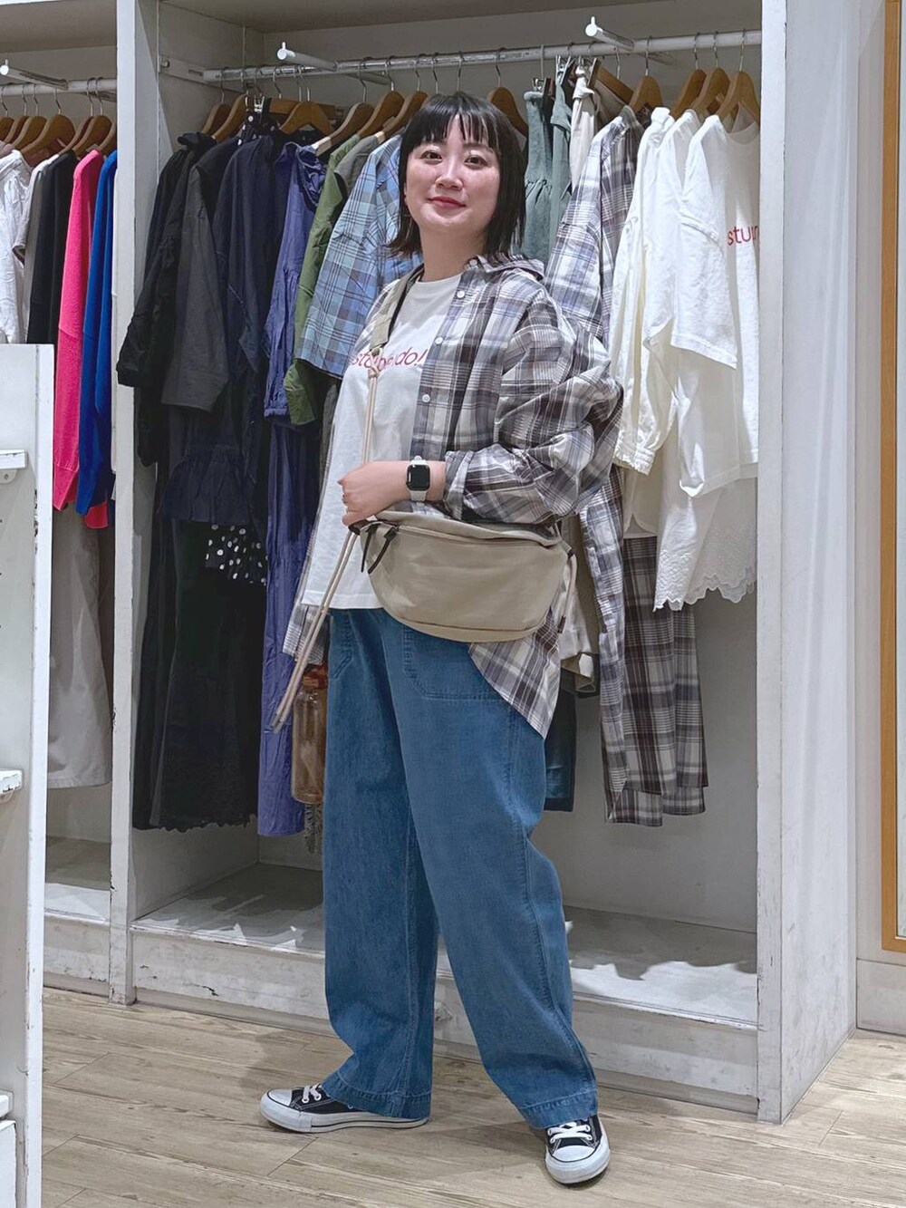 ベージュ系のショルダーバッグ、その他のTシャツ/カットソー、ブラウン系のタンクトップを着用したレディースの春コーディネートの5枚目の写真