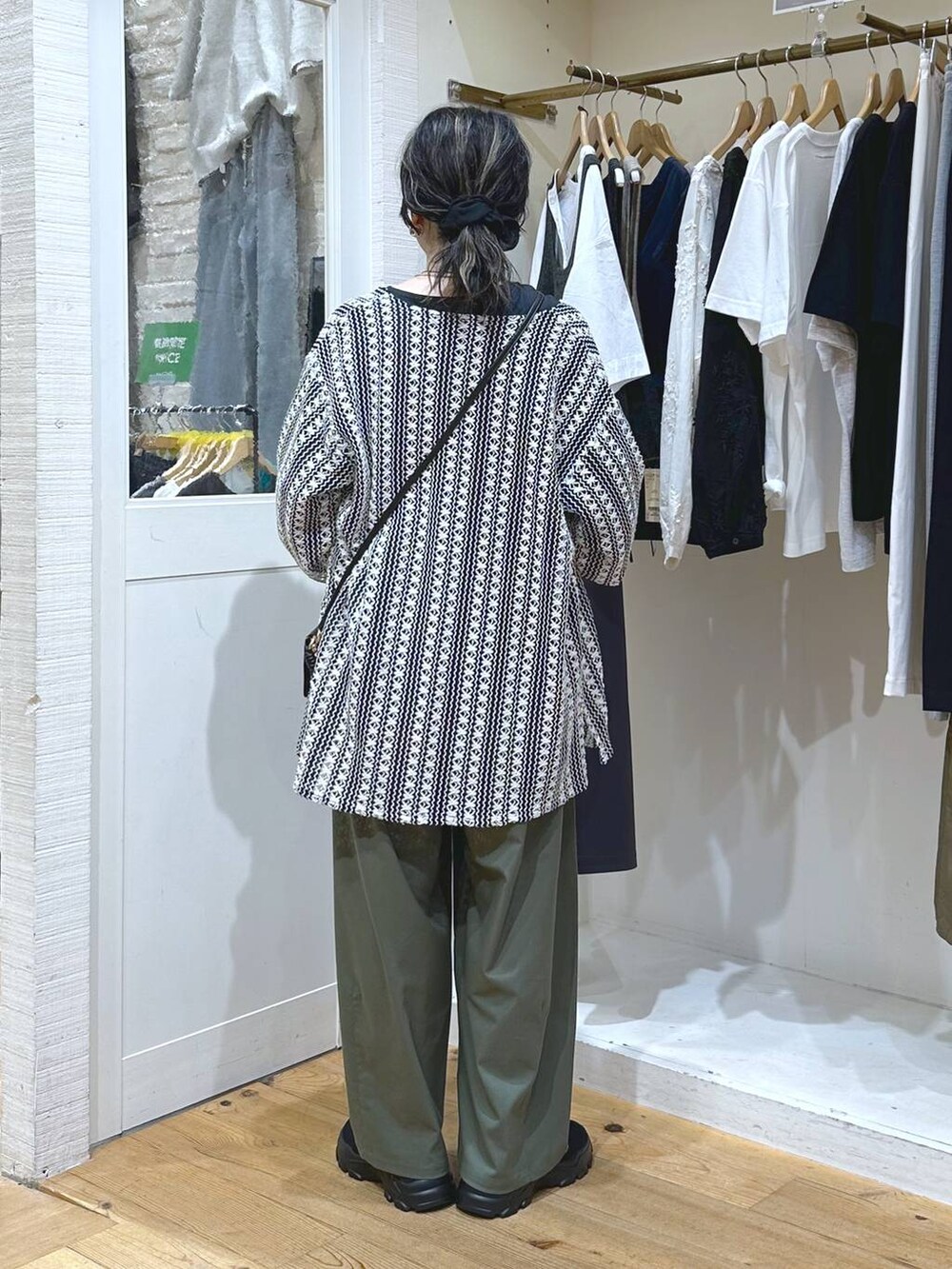 グリーン系のその他パンツ、ブラック系のサンダル、その他のシャツ/ブラウスを着用したレディースの秋コーディネートの5枚目の写真