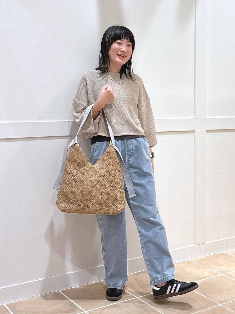 「カジュアル、ベーシック/シンプル、体型カバー、休日コーデ、ママコーデ、楽ちんコーデ、春コーデ、クリップスタッフ_studio CLIP、旅行、studio CLIP、着痩せ・細見え、シンプルコーデ、ニット、Tシャツ、デニムパンツ」|「adidasの【HEREIAM】adidas(アディダス)/SAMBA OG(スニーカー、ブラック系)」を使った、haru.さん(レディース・160cm)の春コーディネートの6枚目の写真