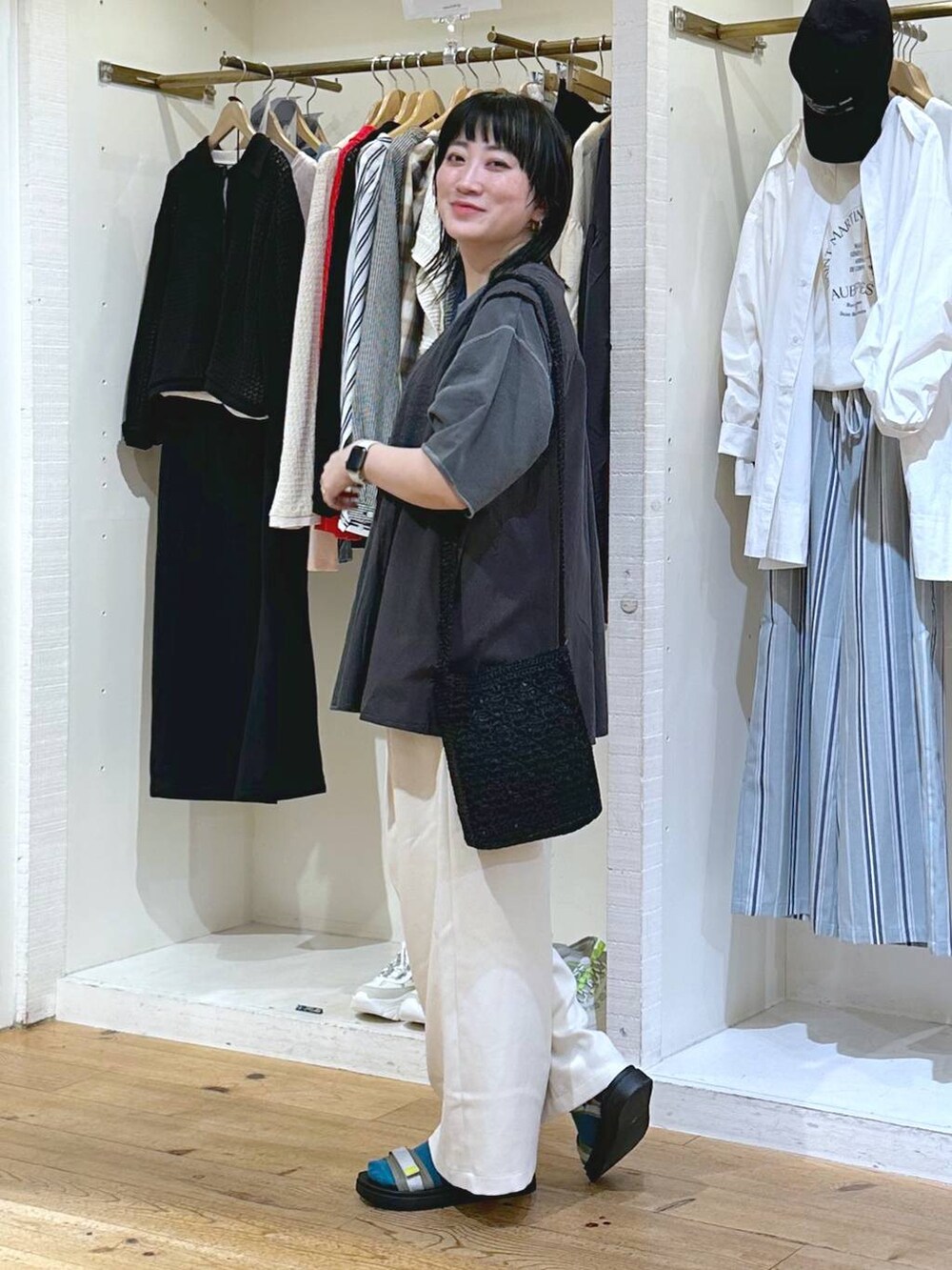 「カジュアル、ベーシック/シンプル、体型カバー、休日コーデ、ママコーデ、楽ちんコーデ、春コーデ、クリップスタッフ_studio CLIP、旅行、studio CLIP、着痩せ・細見え、シンプルコーデ、スタッフコラボ_studio CLIP、ベスト、ミリタリー」|「LOWRYS FARMのステンレス1Pリング 180651(リング、イエロー系)」を使った、haru.さん(レディース・160cm)の春コーディネートの4枚目の写真