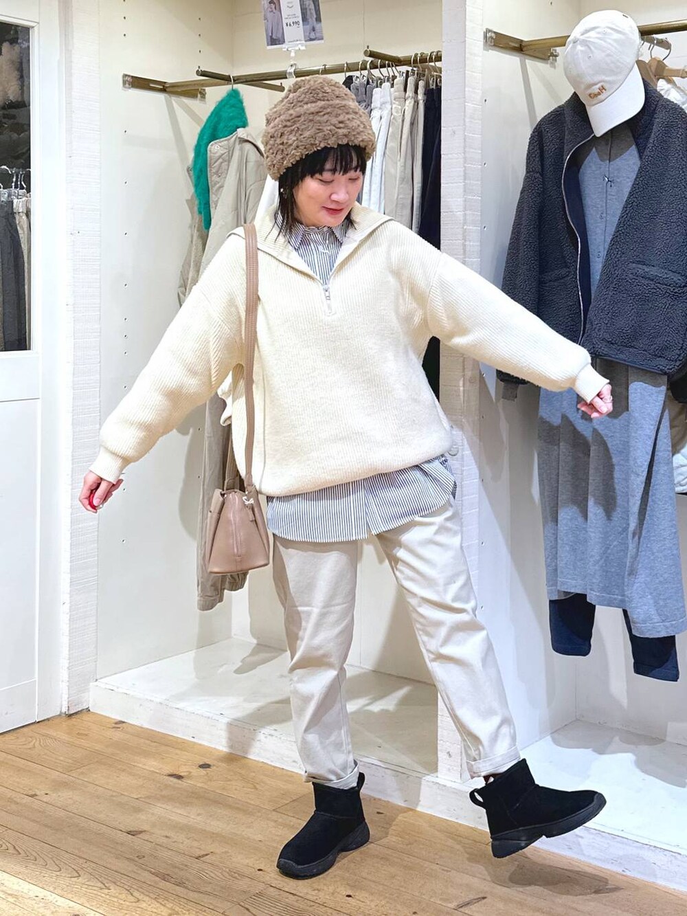 グレー系のその他パンツ、ブラック系のブーツ、グレー系のショルダーバッグを着用したレディースの冬コーディネートの7枚目の写真