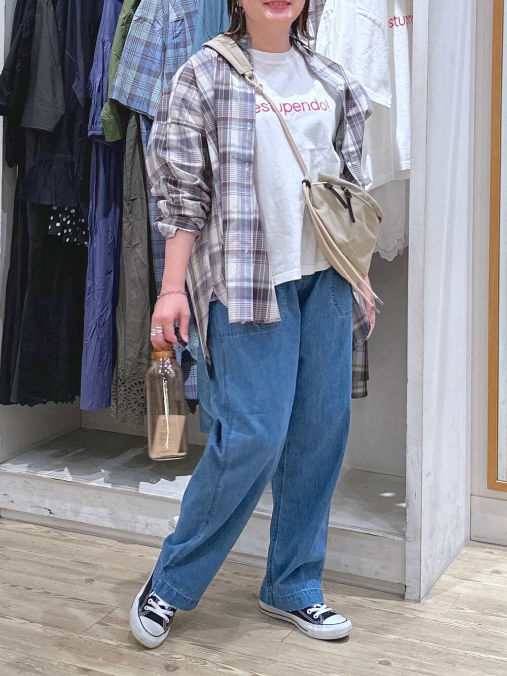 ベージュ系のショルダーバッグ、その他のTシャツ/カットソー、ブラウン系のタンクトップを着用したレディースの春コーディネートの7枚目の写真