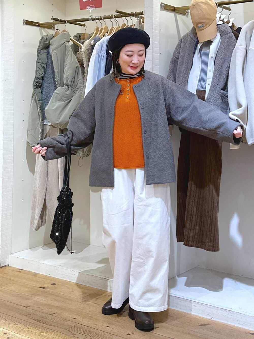 「カジュアル、ベーシック/シンプル、体型カバー、休日コーデ、ママコーデ、楽ちんコーデ、冬コーデ、クリップスタッフ_studio CLIP、ラフ、旅行、studio CLIP、ウエストゴム、ワイドパンツ、セールコーデ、セールおすすめコーデ_studio CLIP」|「studio CLIPの【3シーズンシリーズ】12ゲージワッフルWフロントプルオーバー(ニット/セーター、オレンジ系)」を使った、haru.さん(レディース・160cm)の冬コーディネートの7枚目の写真