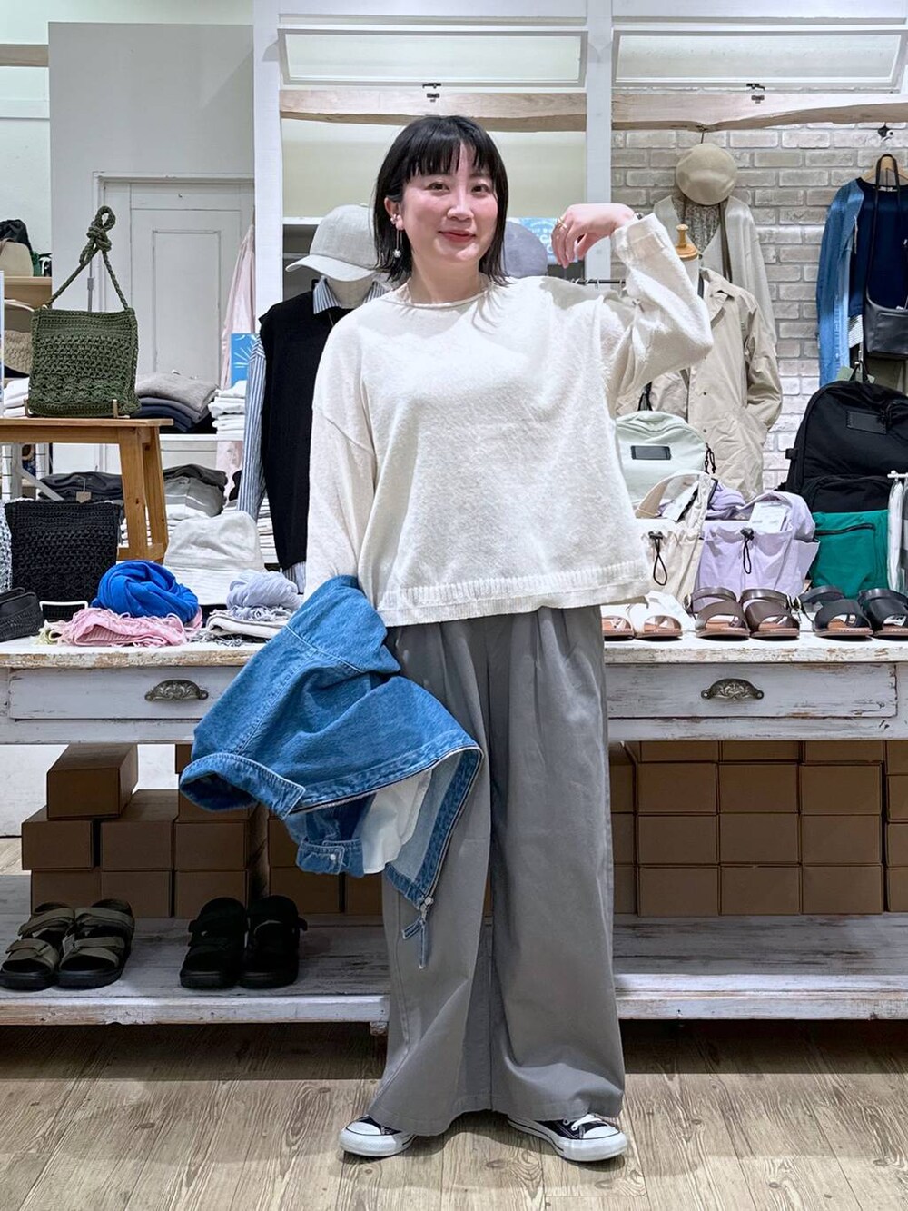 「ウエストゴム、studio CLIP、カジュアル、ベーシック/シンプル、体型カバー、休日コーデ、ママコーデ、楽ちんコーデ、春コーデ、クリップスタッフ_studio CLIP、ラフ、旅行、ワイドパンツ、ニット、ウォッシャブル」|「JEANASISのデニムBIGZIPシャツジャケット/106324(カバーオール、ブルー系)」を使った、haru.さん(レディース・160cm)の春コーディネートの4枚目の写真