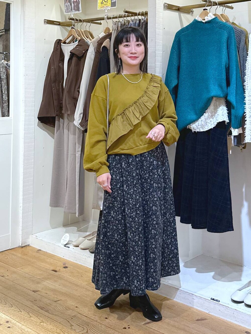 「旅行、studio CLIP、カジュアル、ベーシック/シンプル、体型カバー、休日コーデ、ママコーデ、楽ちんコーデ、秋コーデ、クリップスタッフ_studio CLIP、ラフ、ウエストゴム、スウェット、アウター、コート」｜「studio CLIPのサーキュラースカーチョ[プチ・プラスサイズあり]（その他パンツ、その他）」を使った、haru.さん（レディース・160cm）の秋コーディネートの2枚目の写真