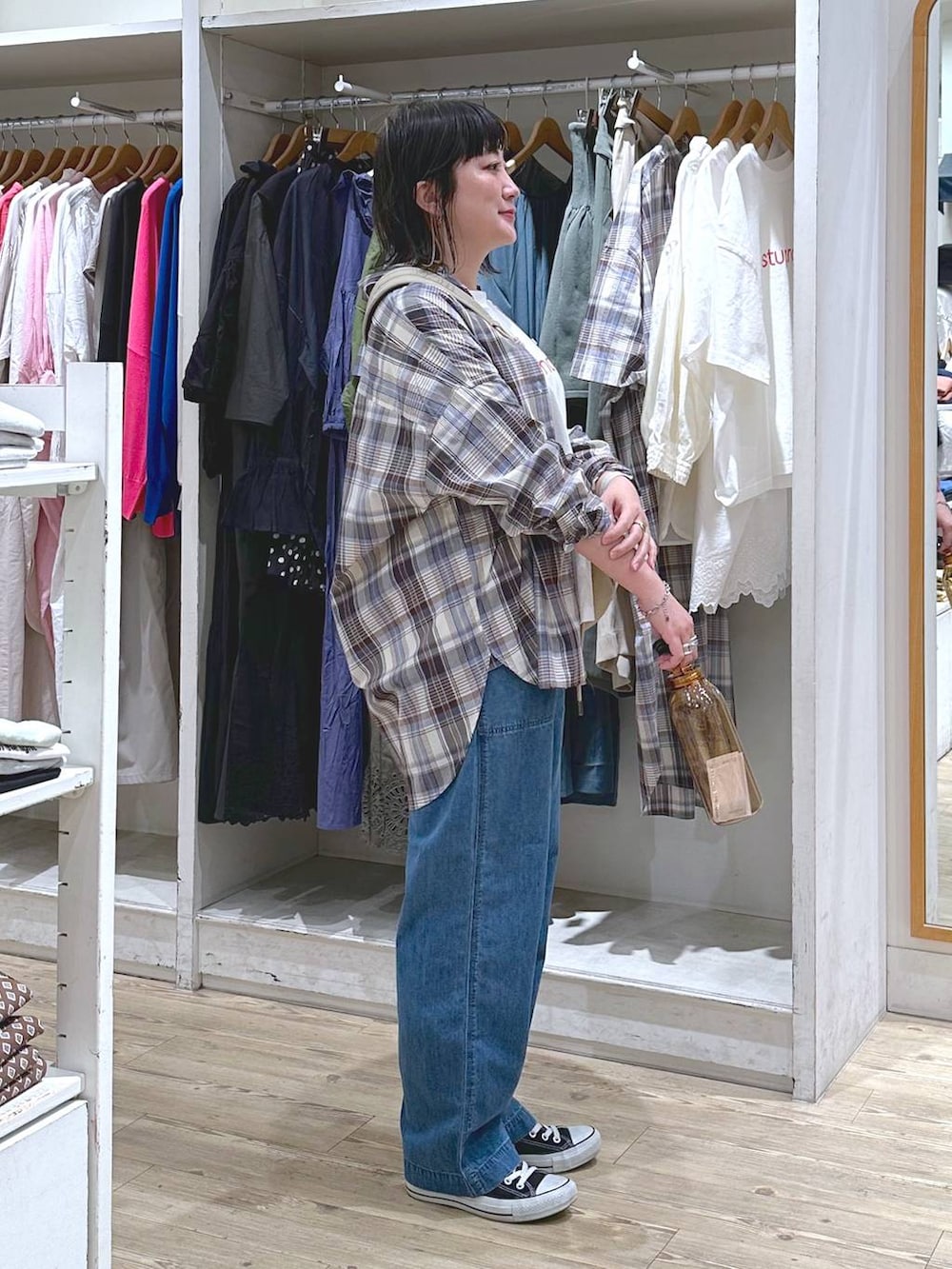 ベージュ系のショルダーバッグ、その他のTシャツ/カットソー、ブラウン系のタンクトップを着用したレディースの春コーディネートの3枚目の写真