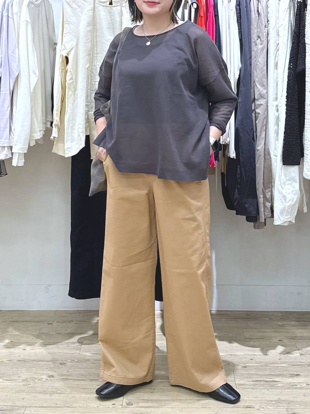 ベージュ系のチノパンツ、ブルー系のノーカラージャケット、ブラウン系のタンクトップを着用したレディースの秋コーディネートの8枚目の写真