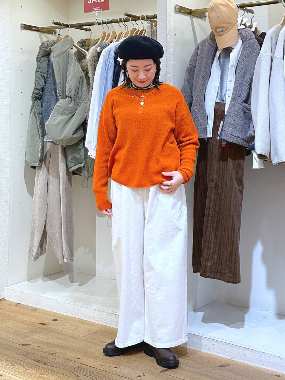 「カジュアル、ベーシック/シンプル、体型カバー、休日コーデ、ママコーデ、楽ちんコーデ、冬コーデ、クリップスタッフ_studio CLIP、ラフ、旅行、studio CLIP、ウエストゴム、ワイドパンツ、セールコーデ、セールおすすめコーデ_studio CLIP」|「studio CLIPの【3シーズンシリーズ】12ゲージワッフルWフロントプルオーバー(ニット/セーター、オレンジ系)」を使った、haru.さん(レディース・160cm)の冬コーディネートの8枚目の写真