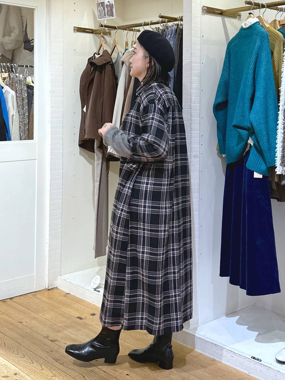 「ニット、ワンピース、シャツワンピース、チェック、ブーツ、冬コーデ、ベレー帽、ショルダーバッグ、カジュアル、ベーシック/シンプル、体型カバー、休日コーデ、ママコーデ、楽ちんコーデ、秋コーデ」｜「studio CLIPのアソートライトロンT[プラスサイズあり]（Tシャツ/カットソー、ホワイト系）」を使った、haru.さん（レディース・160cm）の秋コーディネートの5枚目の写真