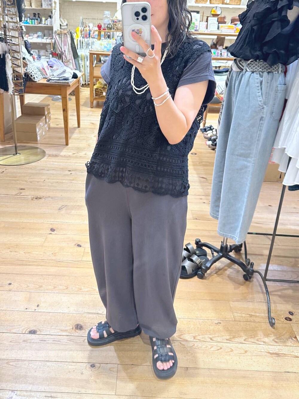 その他のTシャツ/カットソー、ブラック系のサンダル、その他のサロペット/オーバーオールを着用したレディースの夏コーディネートの5枚目の写真