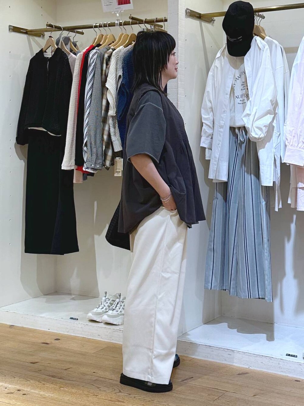 「カジュアル、ベーシック/シンプル、体型カバー、休日コーデ、ママコーデ、楽ちんコーデ、春コーデ、クリップスタッフ_studio CLIP、旅行、studio CLIP、着痩せ・細見え、シンプルコーデ、スタッフコラボ_studio CLIP、ベスト、ミリタリー」|「LOWRYS FARMのステンレス1Pリング 180651(リング、イエロー系)」を使った、haru.さん(レディース・160cm)の春コーディネートの6枚目の写真